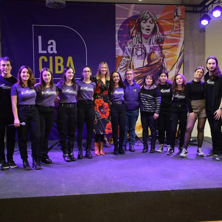 Foto final amb els alumnes de Musicaula que han participat a un concert a La Ciba.